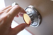 金庫鍵開けの相場は？自分での鍵開け方法や業者依頼のポイントも解説
